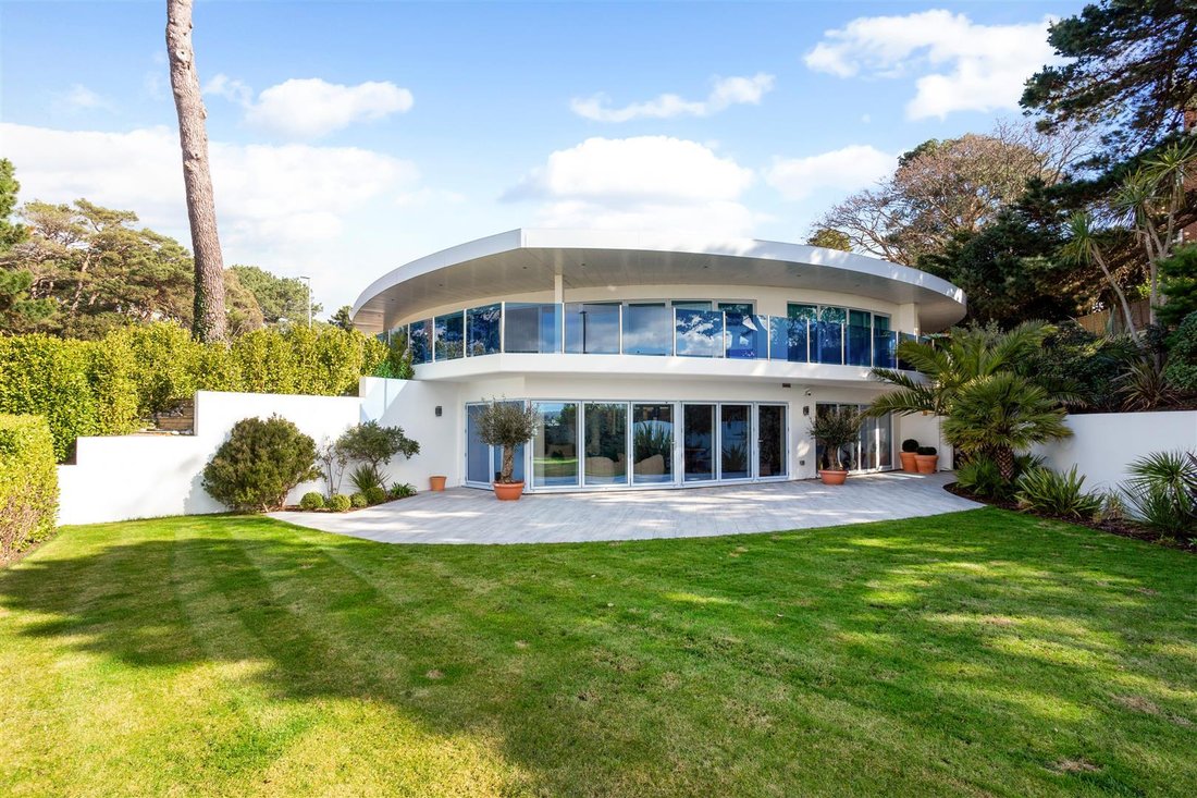 A Fabulous Garden Apartment With Outstanding In Poole, England, United