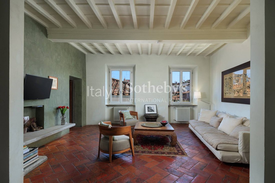 Top Floor Exquisite Apartment In Oltrarno In Florence, Tuscany, Italy For Sale (12913084)