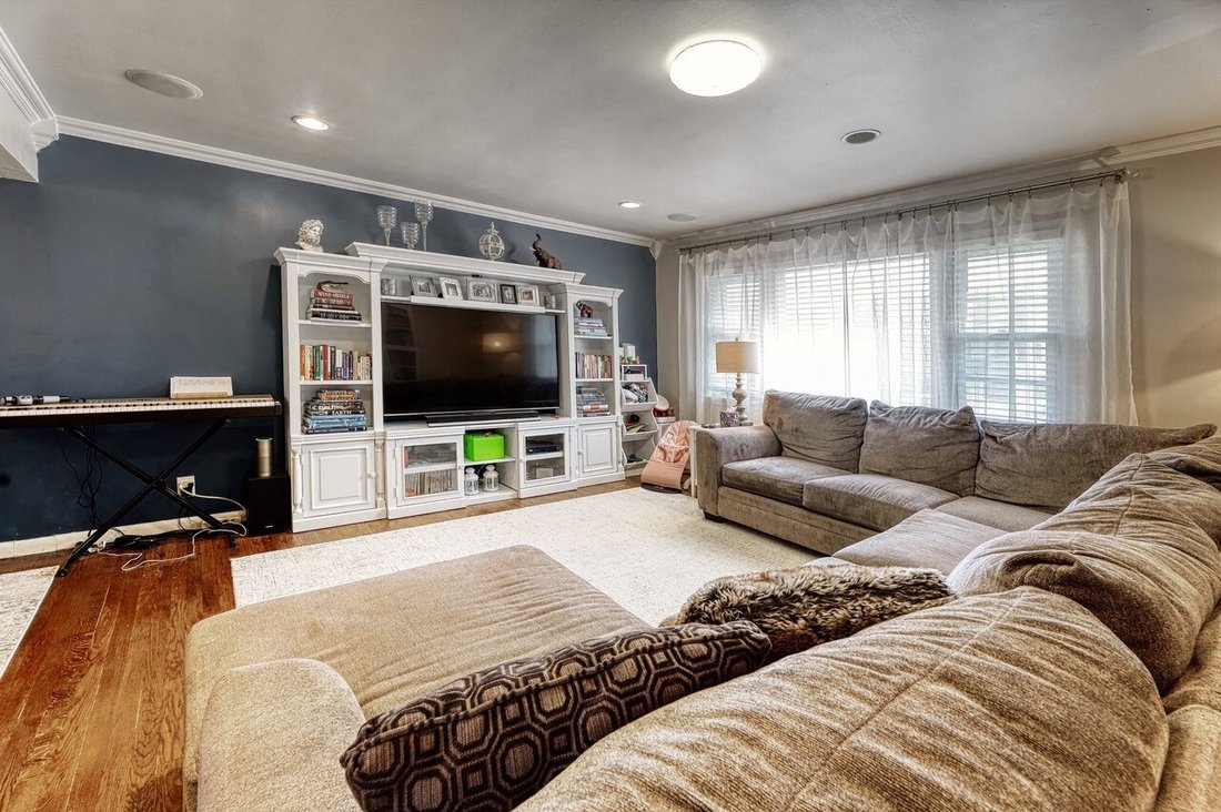 6 Bedrooms Multi Family Home In Secaucus, New Jersey, United States For