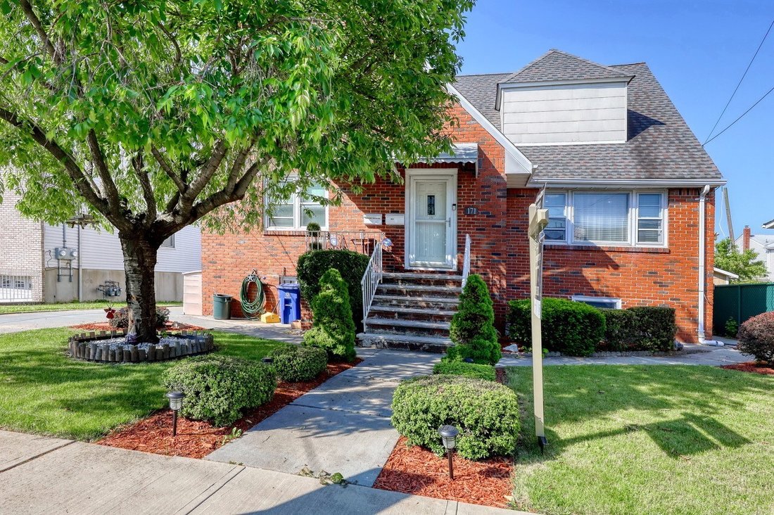 6 Bedrooms Multi Family Home In Secaucus, New Jersey, United States For