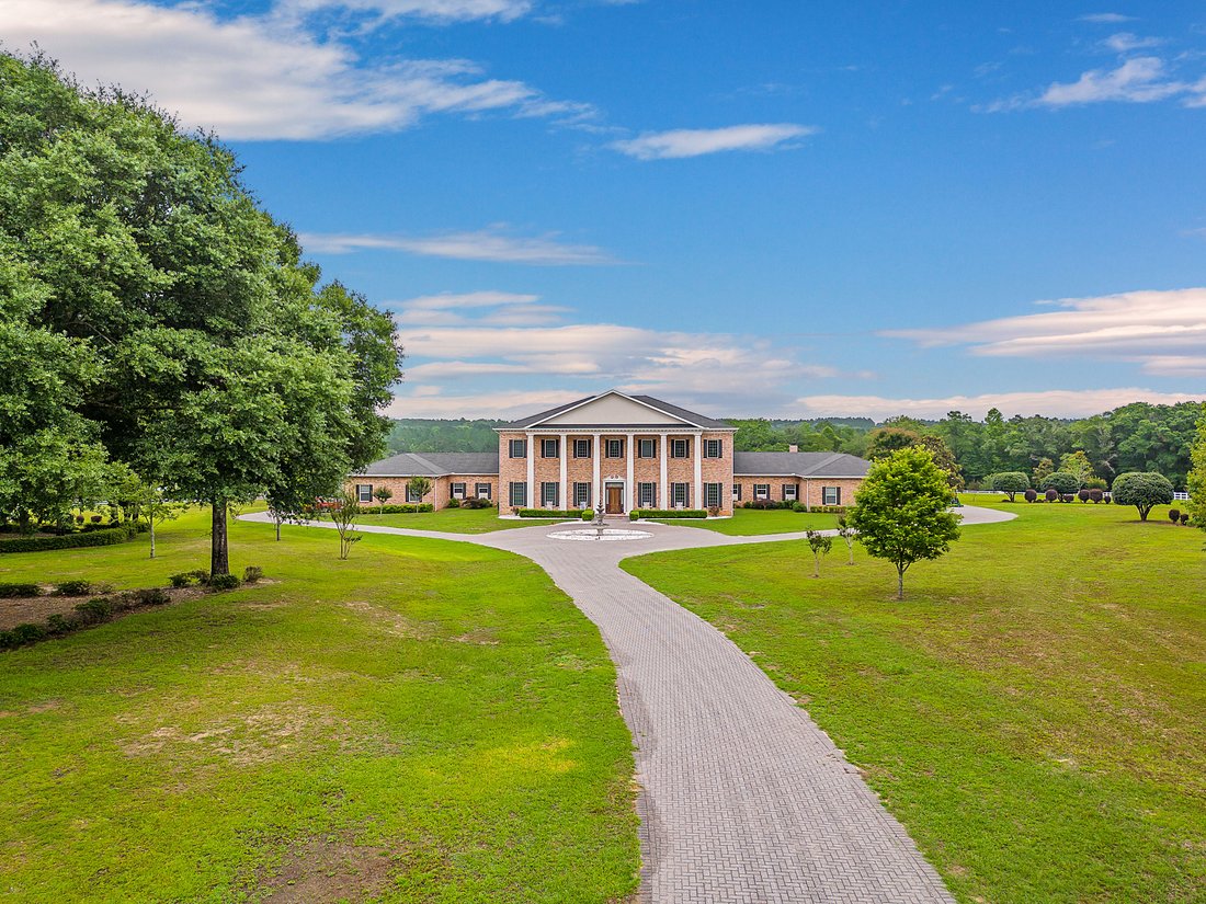 Majestic Estate Home With Lakeside Views In Laurel Hill, Florida
