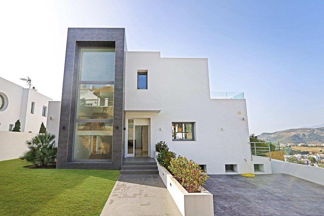 Chalet in Guadalmina Alta, San Pedro de Alcantara, Spain 4 - 12922326