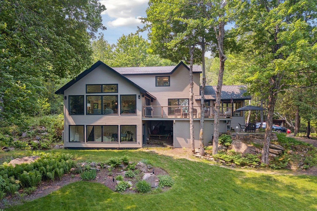 Luxe Lakehouse In Haliburton In Haliburton, Ontario, Canada For Sale