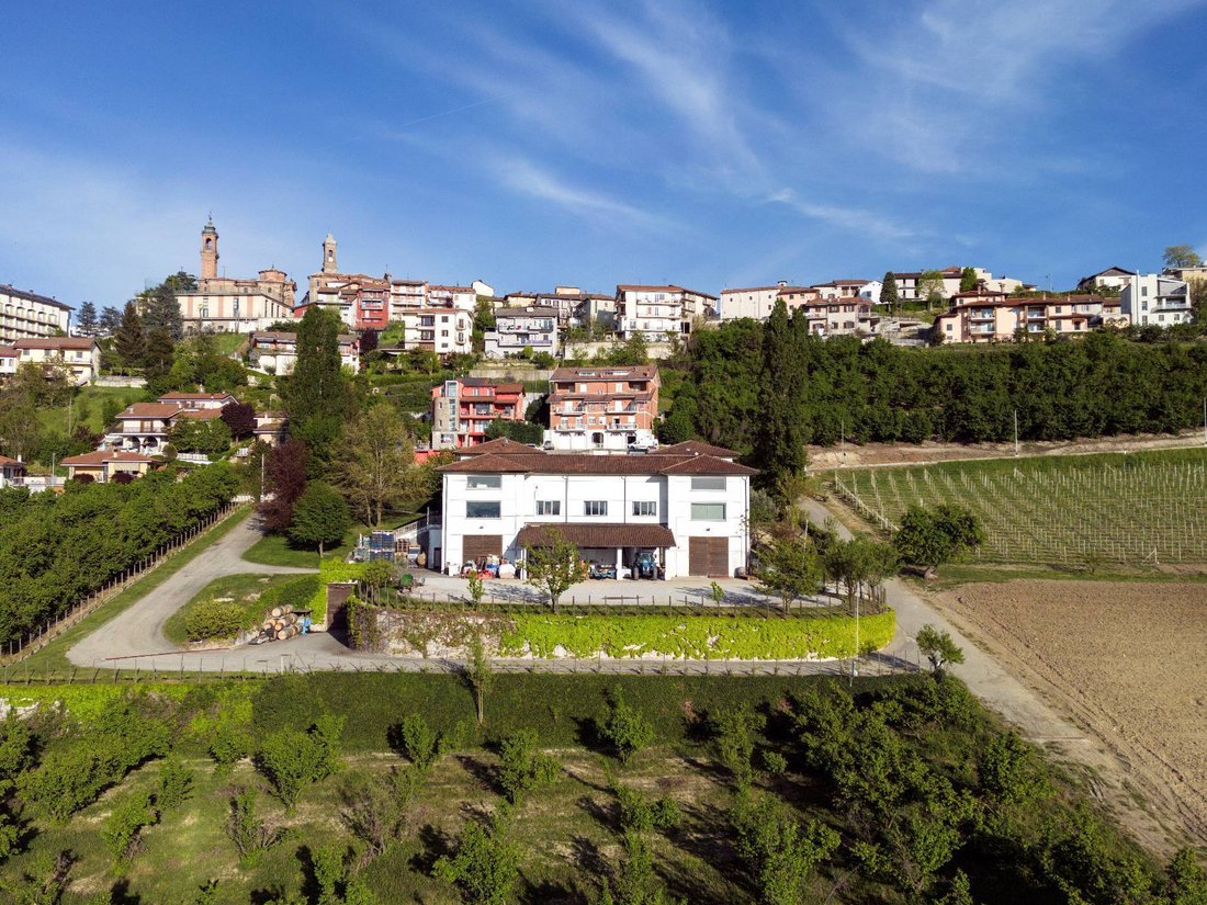 Farm Ranch in Alba, Piedmont, Italy 2 - 12928862