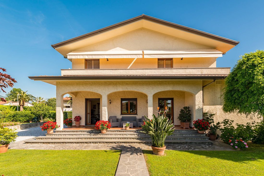 Villa in Caranna-Vaiana, Forte dei Marmi, Tuscany 1 - 12929413