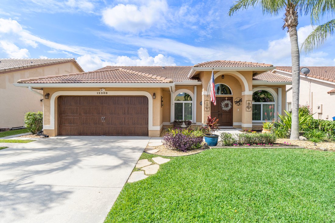 Isles Of West Glen In Coral Springs, Florida, United States For Sale