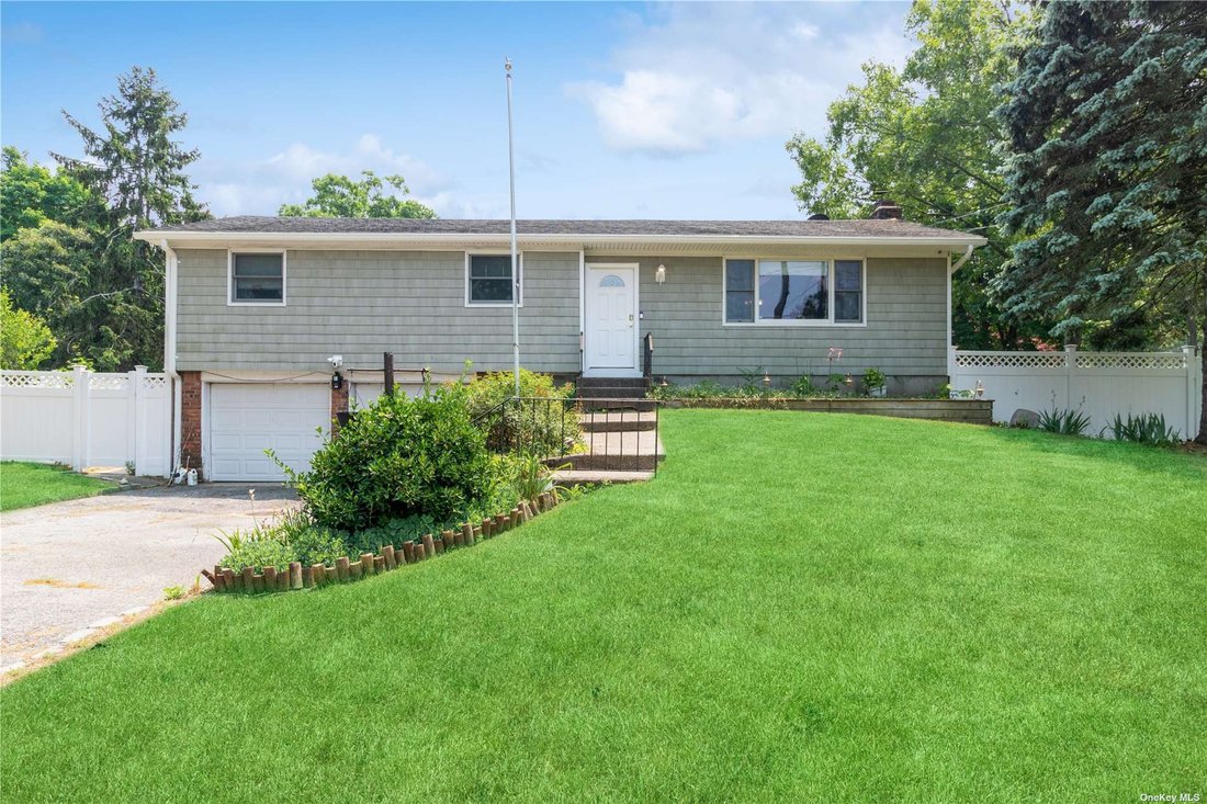 House Centereach In Centereach, New York, United States For Sale (12930465)