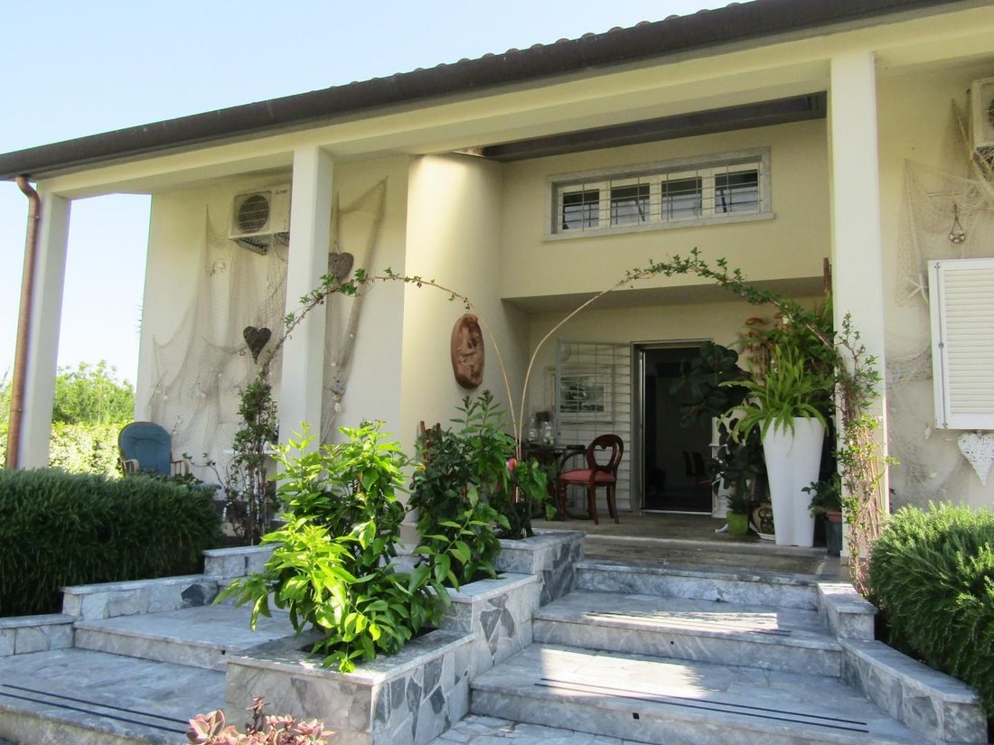 Villa in Avenza, Marina di Carrara, Tuscany 2 - 12931082