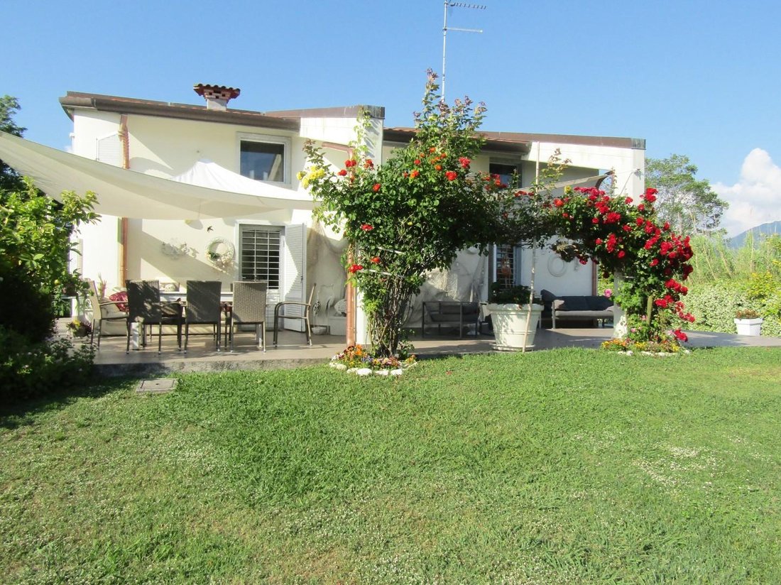 Villa in Avenza, Marina di Carrara, Tuscany 1 - 12931082