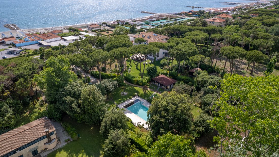 Elegant Luxury Villa For Sale Is In Forte In Forte Dei Marmi, Tuscany