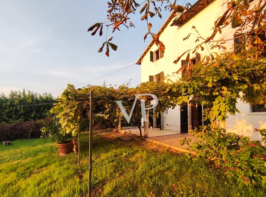 Rustic House In Bardolino With Land And Lake View In Italy For