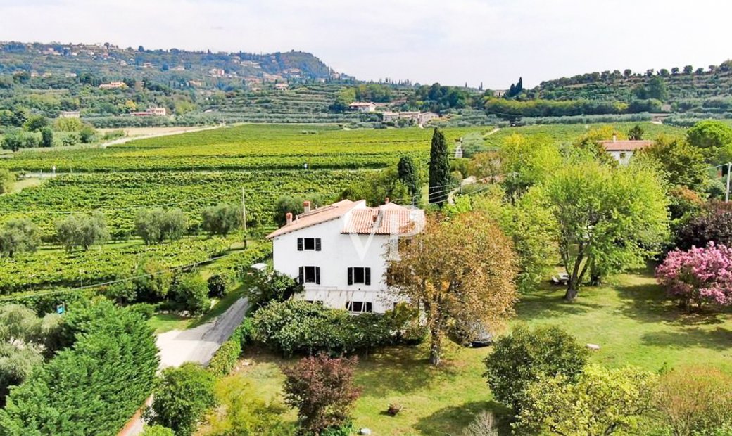 Rustic House In Bardolino With Land And Lake View In Italy For