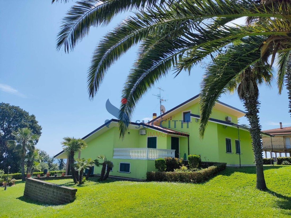 Villa in Martinsicuro, Abruzzo, Italy 1 - 12934648