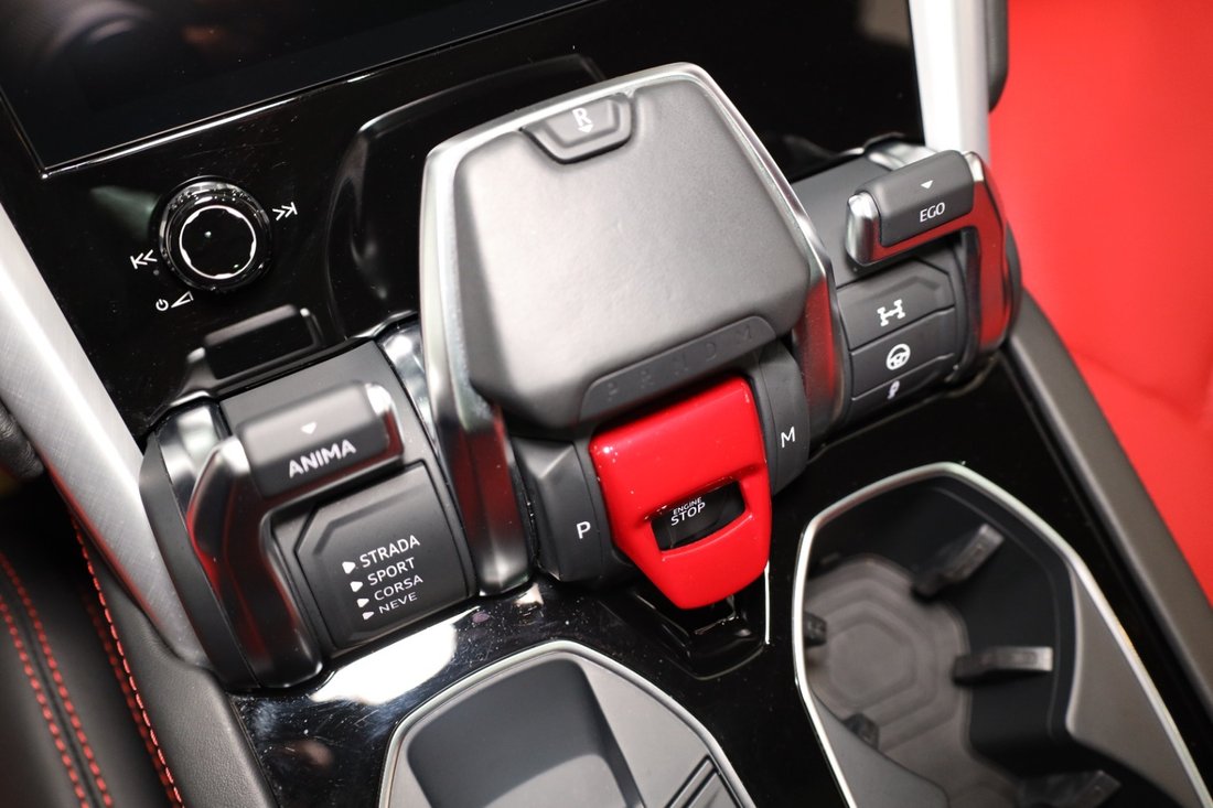 Suv in Dubai, Dubai, United Arab Emirates 4 - 12935819
