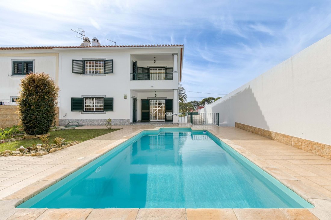 4 Bedroom Villa With Pool And Garage In In Almargem Do Bispo, Lisbon