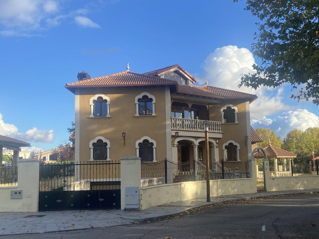 Chalet in Arroyo de la Encomienda, Castile and Leon, Spain 2 - 12946508