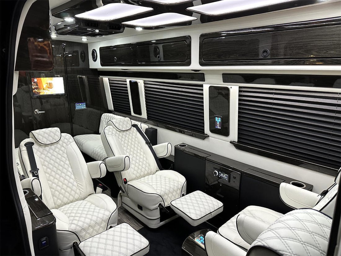 Limousine in Elkhart, Indiana, United States 4 - 12949882