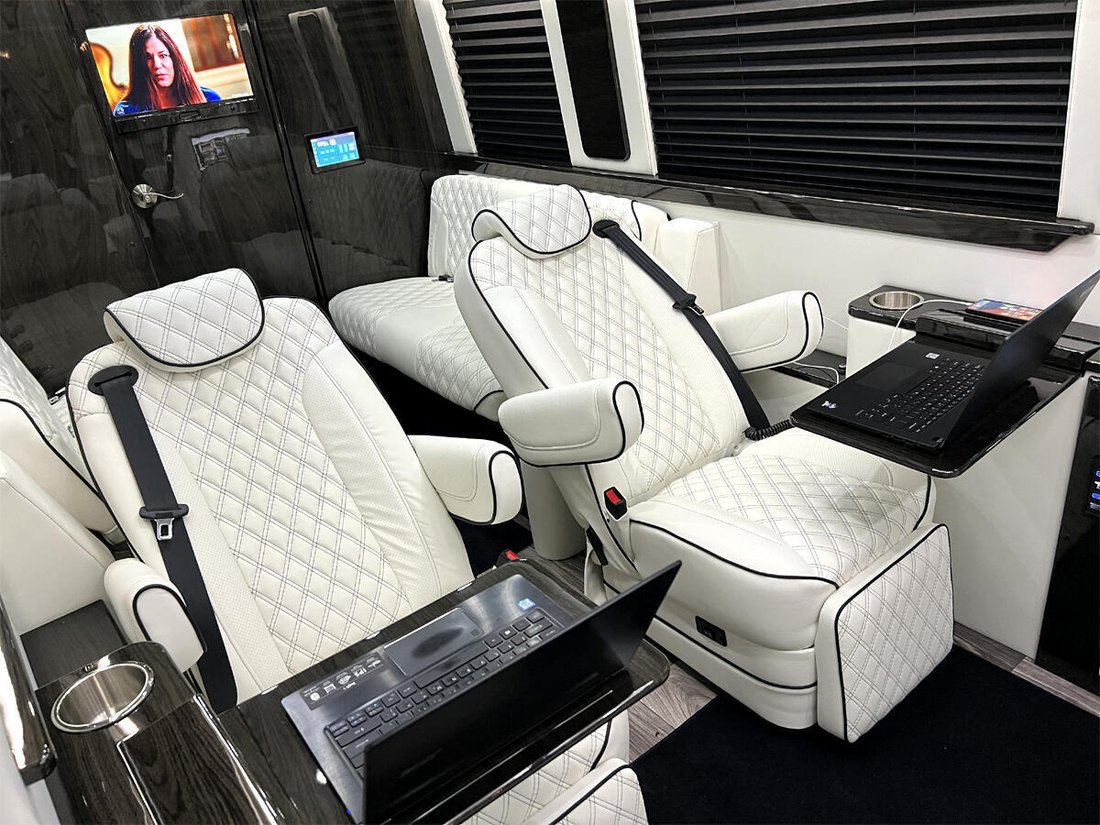 Limousine in Elkhart, Indiana, United States 5 - 12949882
