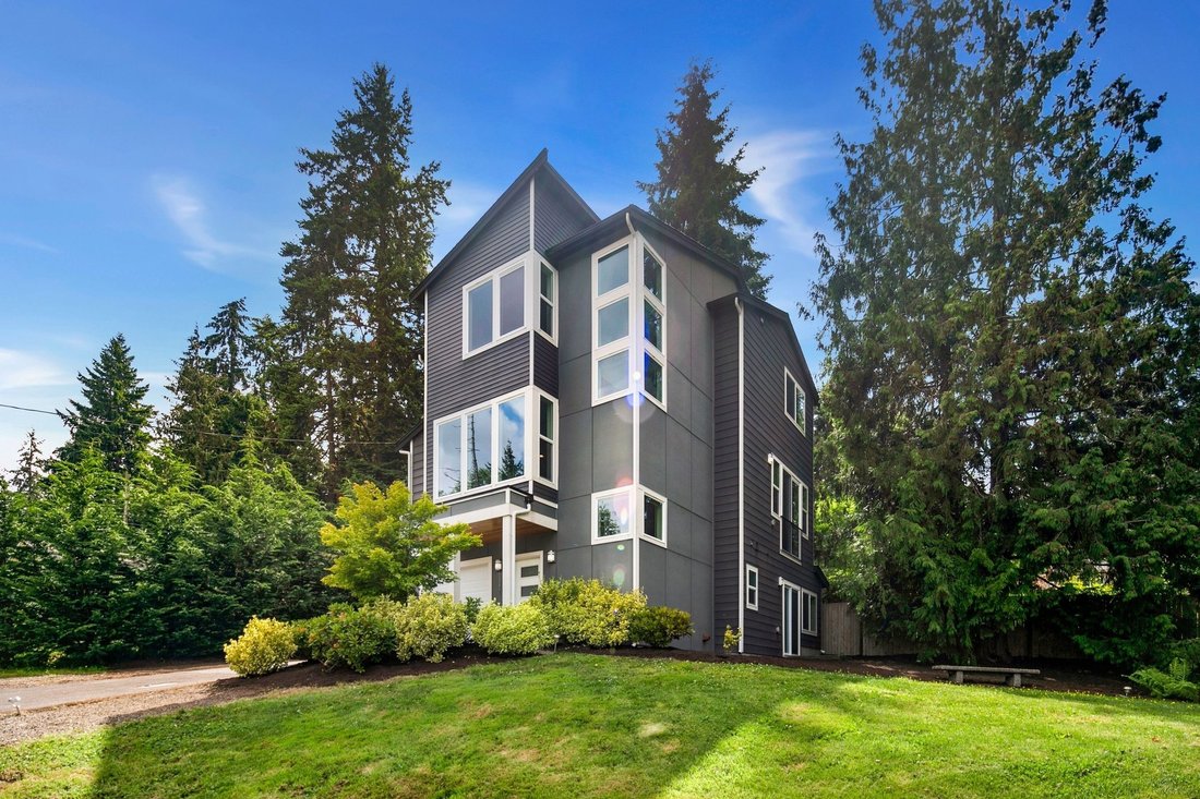 18821 18th Ave Ne In Lake Forest Park, Washington, United States For