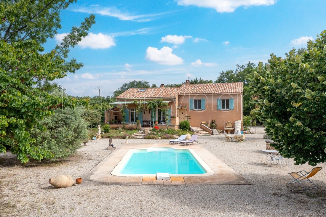 Villa In Lacoste With Swimming Pool And Garden In Lacoste, France For