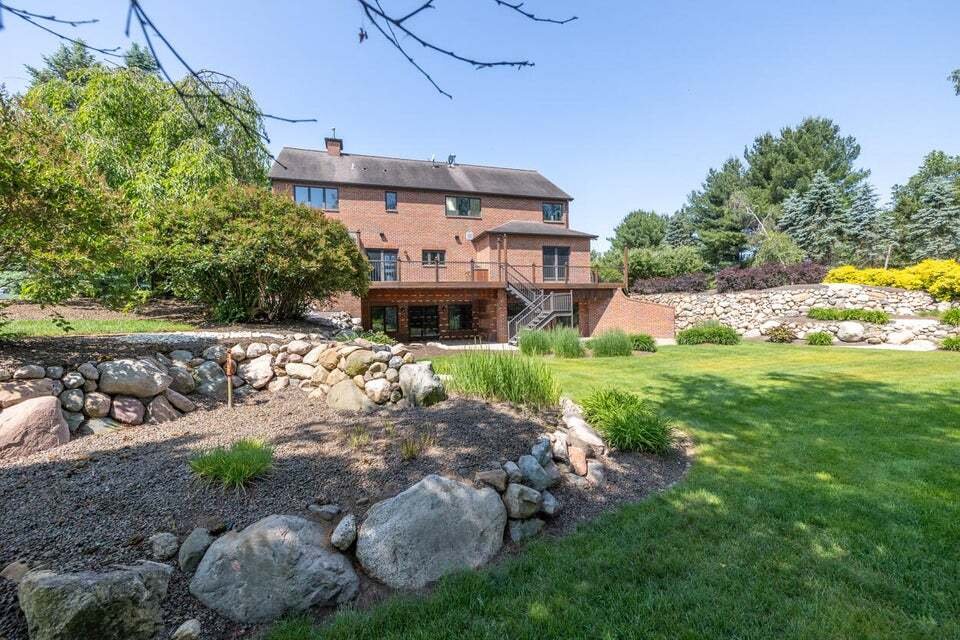 5 Bedrooms Single Family Detached In Canadian Lakes, Michigan, United