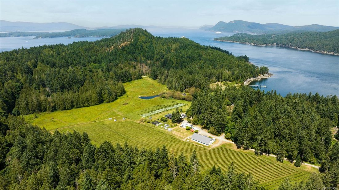 3200 Clam Bay Rd, Pender Island, Bc In Pender Island, British Columbia