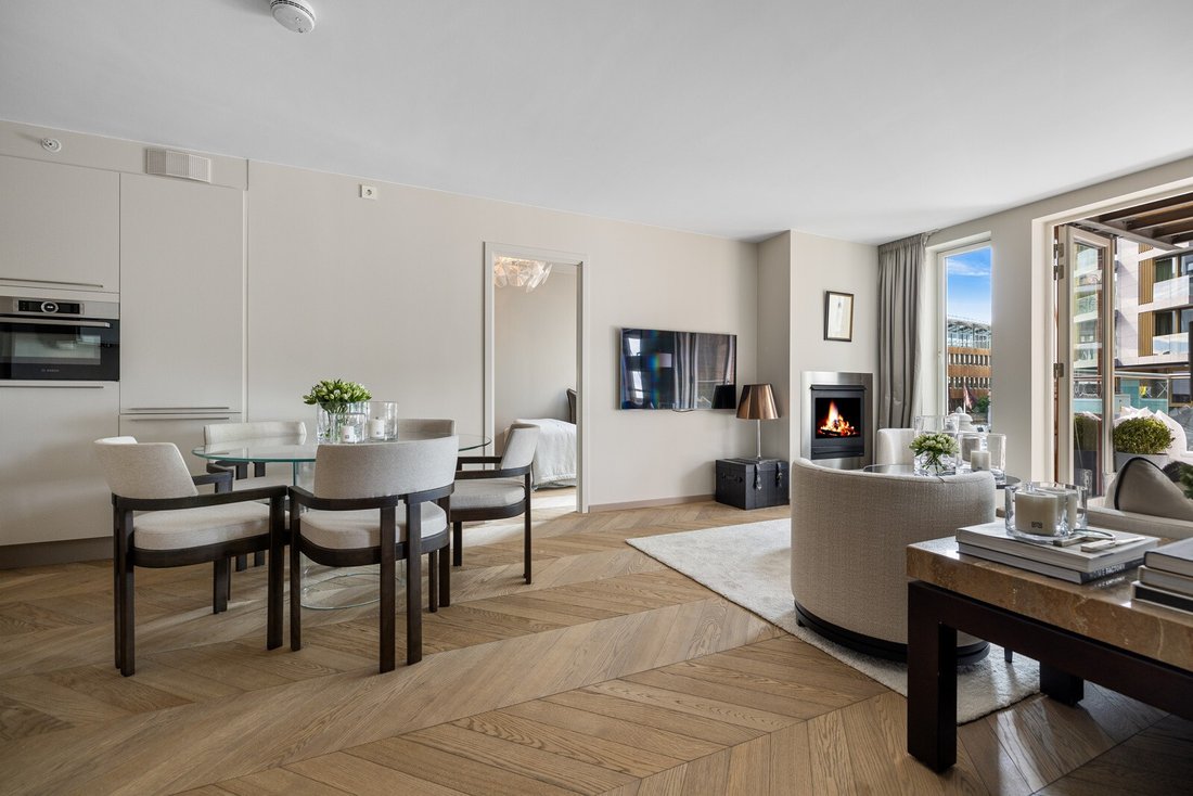 2 Bedroom Waterfront Apartment With Sunny In Sentrum, Oslo