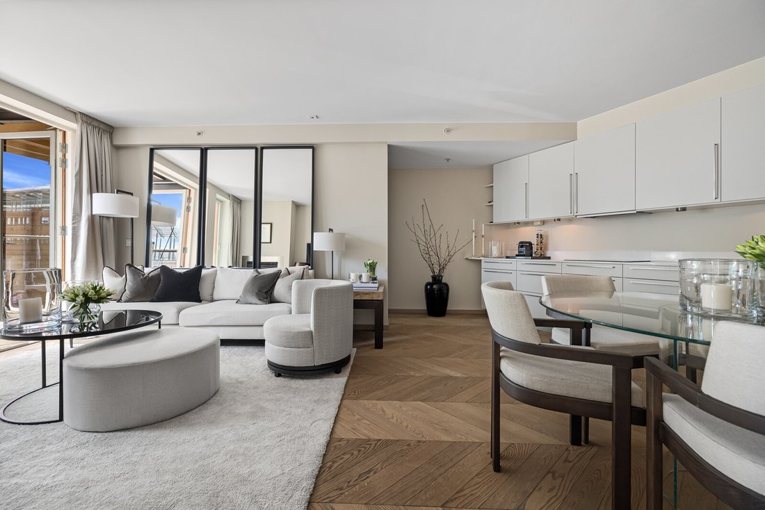 2 Bedroom Waterfront Apartment With Sunny In Sentrum, Oslo