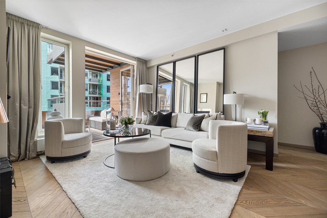 2 Bedroom Waterfront Apartment With Sunny In Sentrum, Oslo