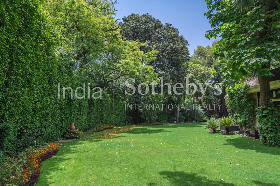Bungalow On Prithviraj Road In New Delhi, Delhi, India For Sale (12968176)