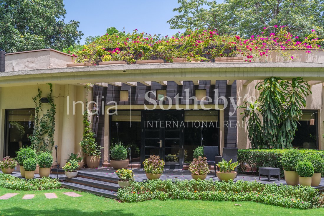 Bungalow On Prithviraj Road In New Delhi, Delhi, India For Sale (12968176)