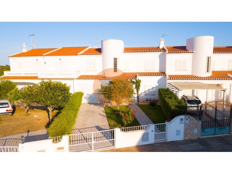 House T6 For Sale With Large Outdoor Spaces In Monte Gordo, Algarve