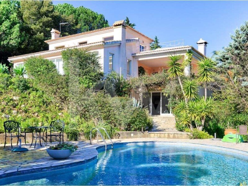 Luxury Home With Heated Pool And Garden In A In Sesimbra, Setubal