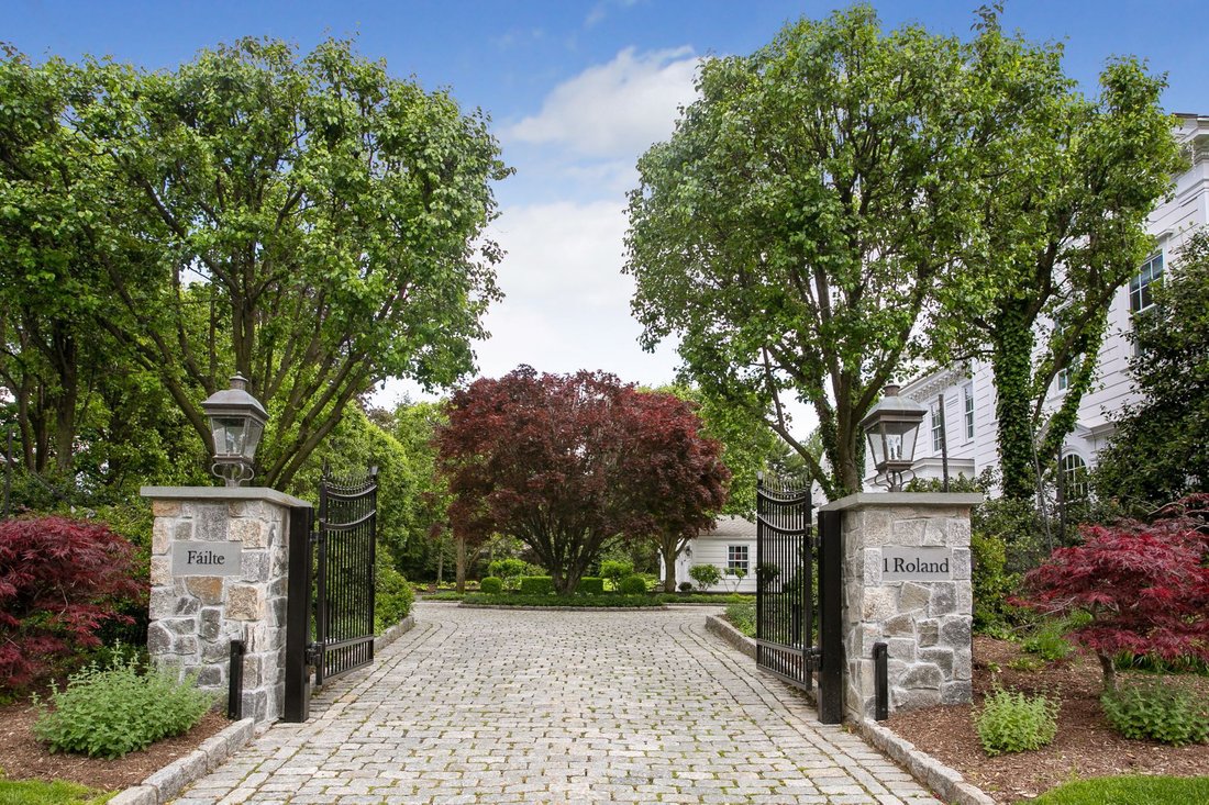 Resort Style Living In Ardsley Park In Irvington, New York, United