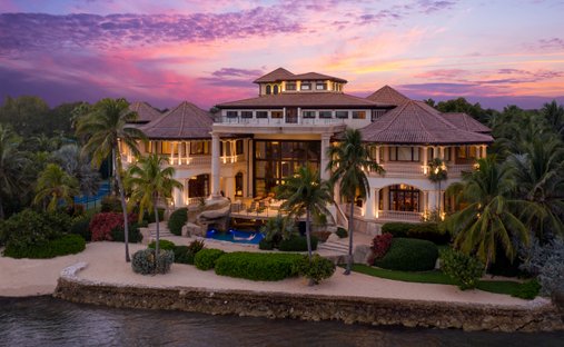 House in George Town, George Town, Cayman Islands 1