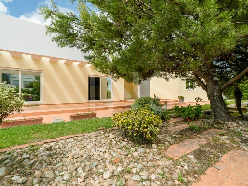 Single Storey Villa With Basement, With Garden In Carcavelos, Lisbon