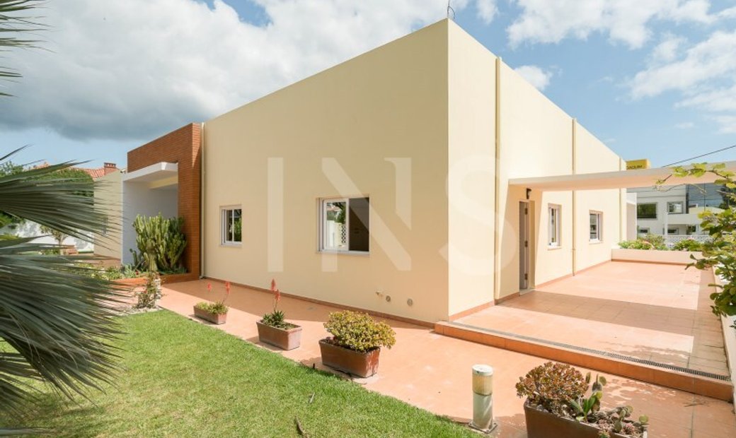 Single Storey Villa With Basement, With Garden In Carcavelos, Lisbon