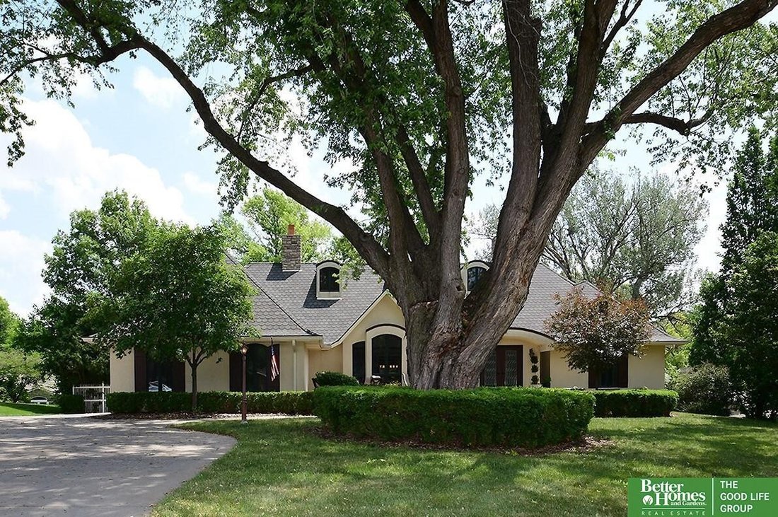 5 Bedrooms Single Family Detached In Omaha, Nebraska, United States For