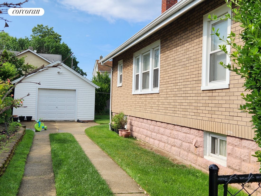 97 East Dean Street, Freeport, Ny In Freeport, New York, Vereinigte