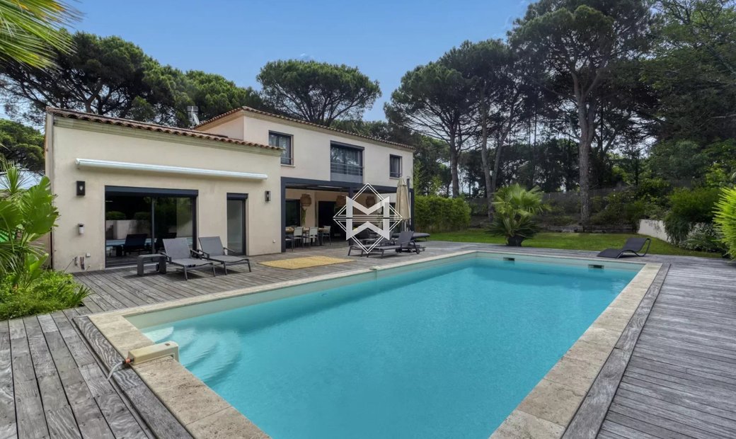 Contemporary Villa Between The In Gassin, Provence Alpes Côte D'azur, France For Rent (12987771)