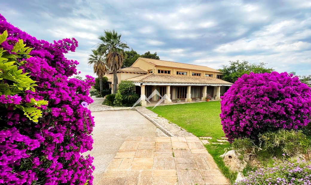 Twelve Room Farmhouse On 30,000 M2 Of Land In Lloseta, Balearic Islands
