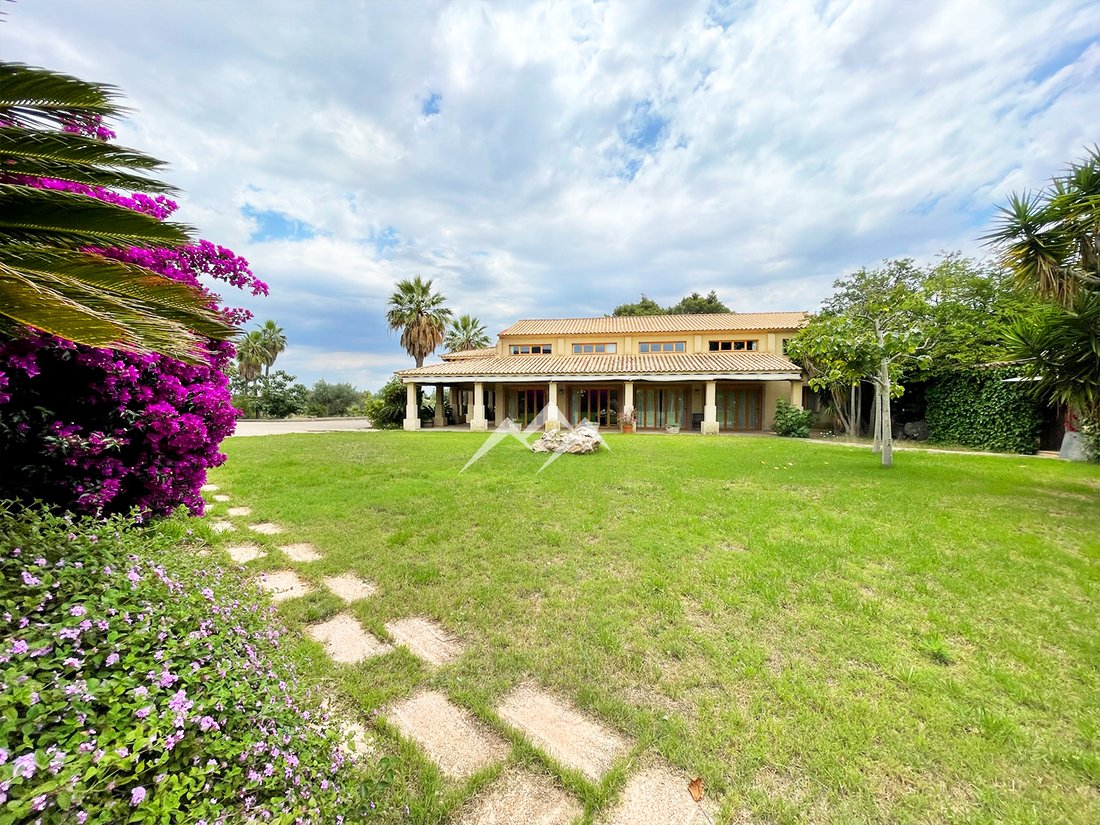 Twelve Room Farmhouse On 30,000 M2 Of Land In Lloseta, Balearic Islands