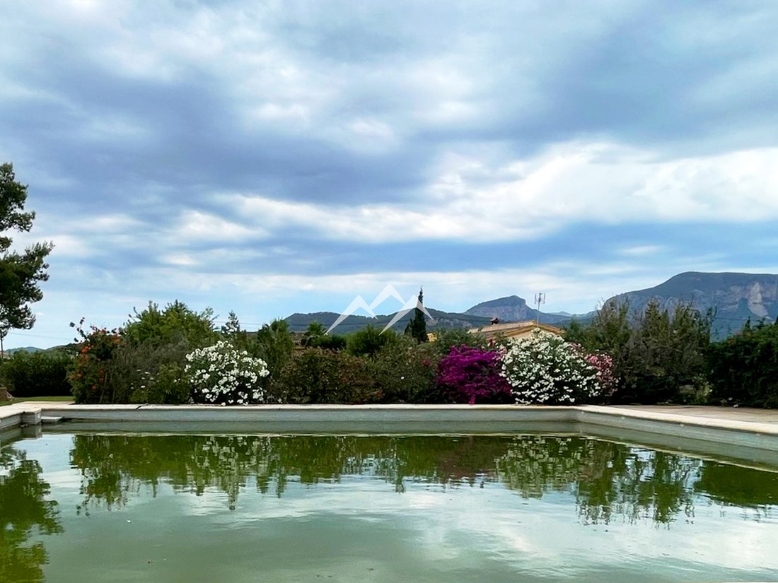 Twelve Room Farmhouse On 30,000 M2 Of Land In Lloseta, Balearic Islands