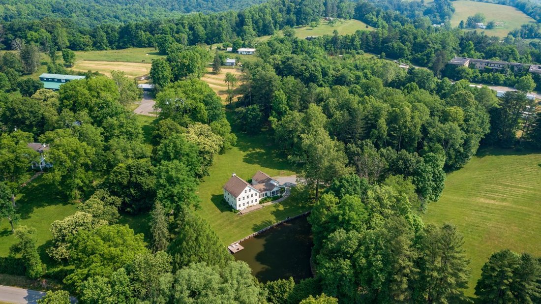 Pond House In Alderson, West Virginia, United States For Sale (12990862)