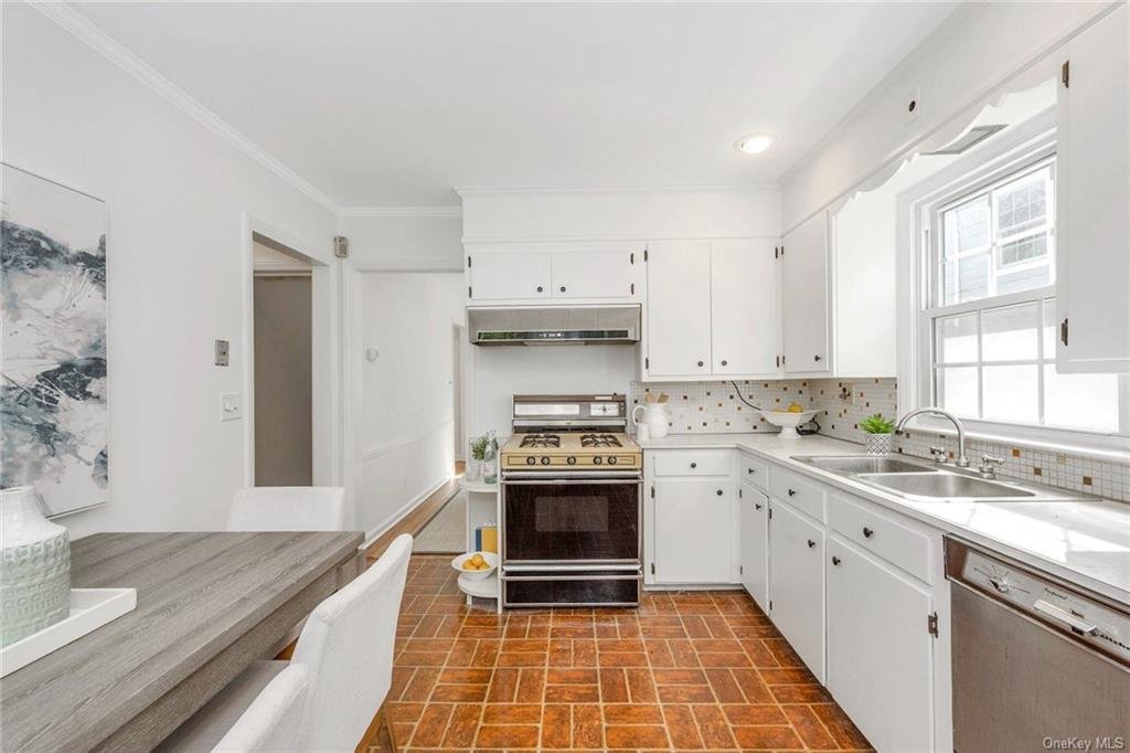 22 Club Way, Eastchester, Ny 10709 In Eastchester, New York, Stati