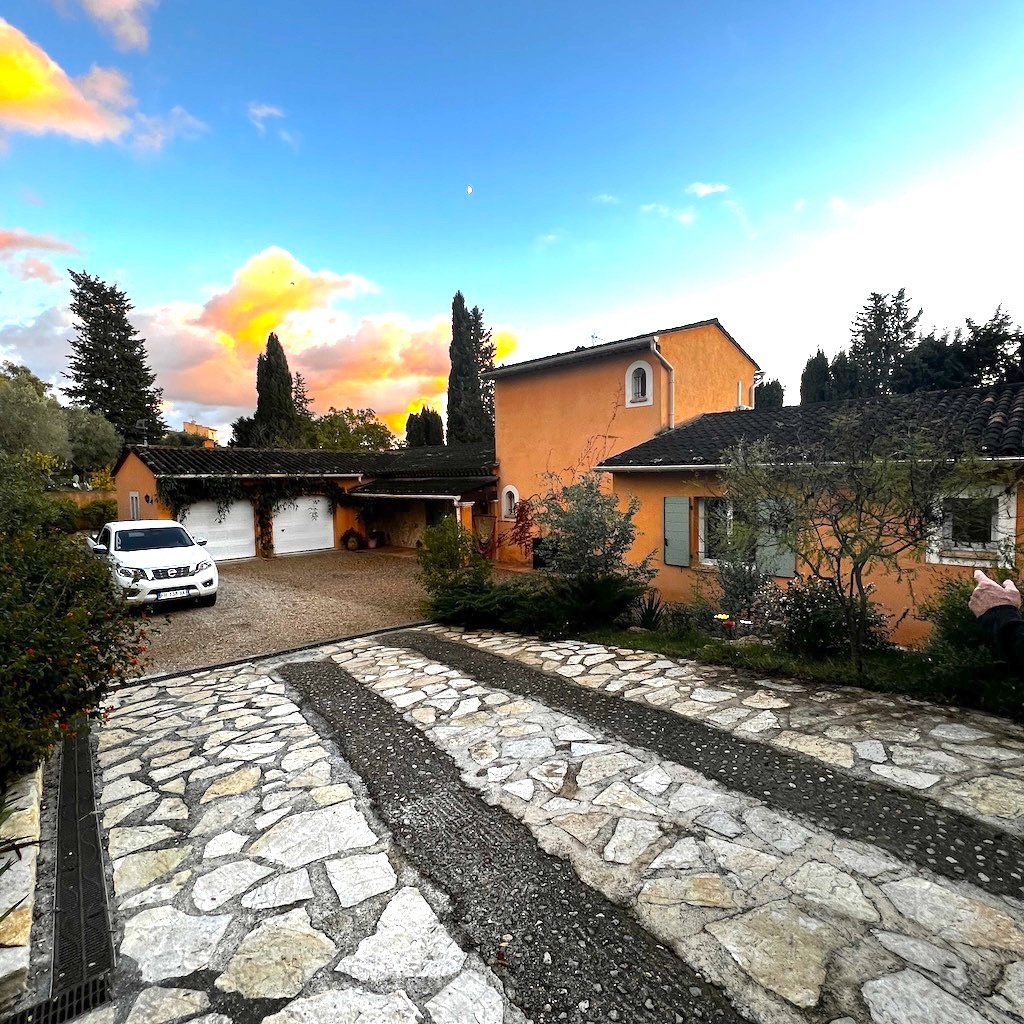 « Deux Villas en Provence » – A Twin Sanctuary of Sunlit Elegance in Grasse’s Golden Hills