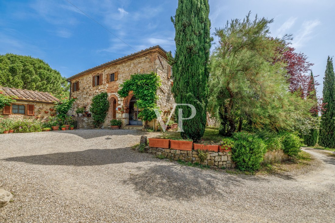 magnificent-historic-estate-with-independent-villa-and-two-in-tuscany