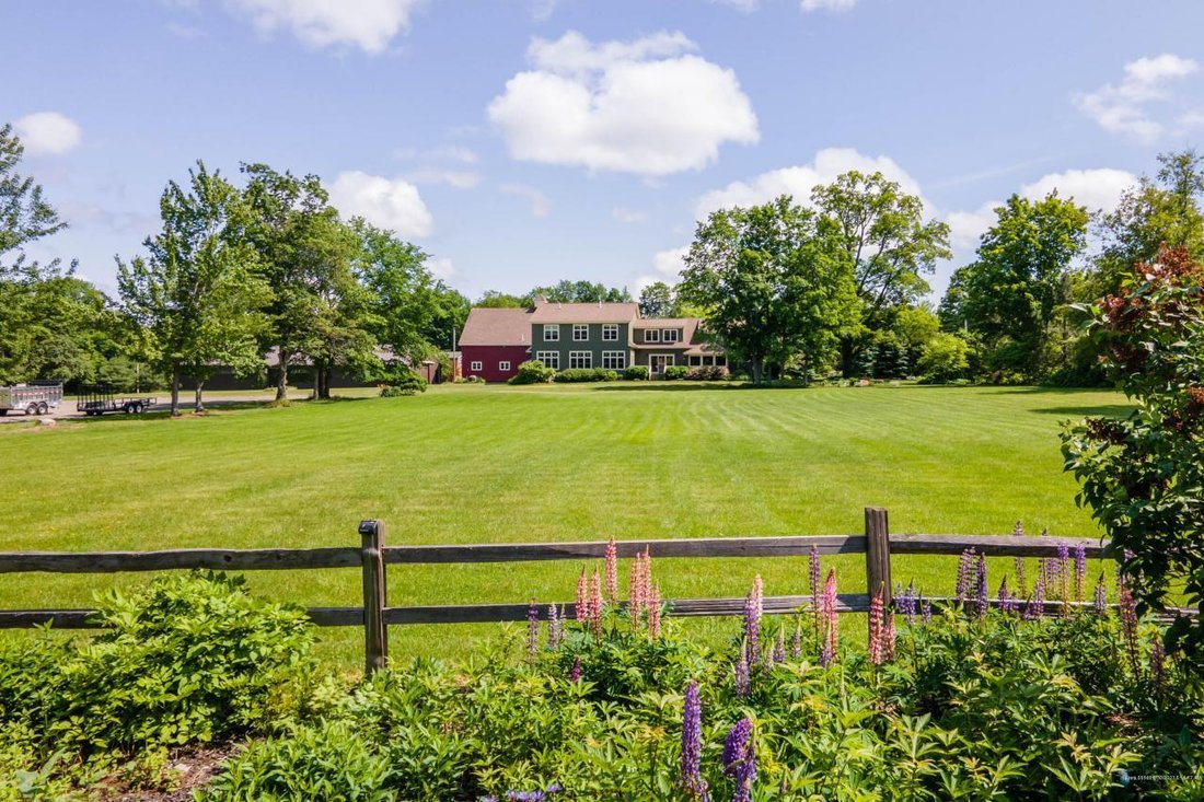 4 Bedrooms Single Family Detached In Glenburn, Maine, United States For