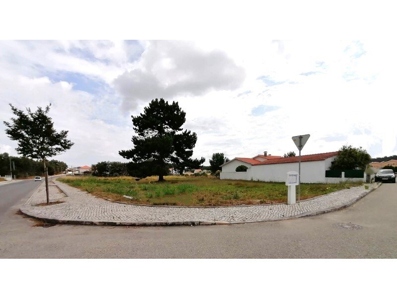 Single Storey House With 4 Bedrooms And In Nadadouro, Leiria District