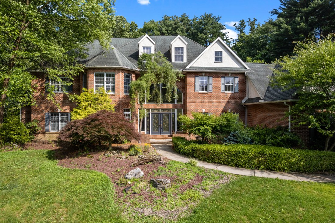6 Bedrooms Single Family Detached In Mohnton, Pennsylvania, United